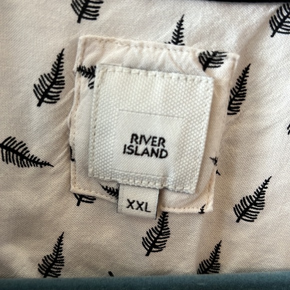 Easy breezy super lightweight casual button up - Picture 4 of 5